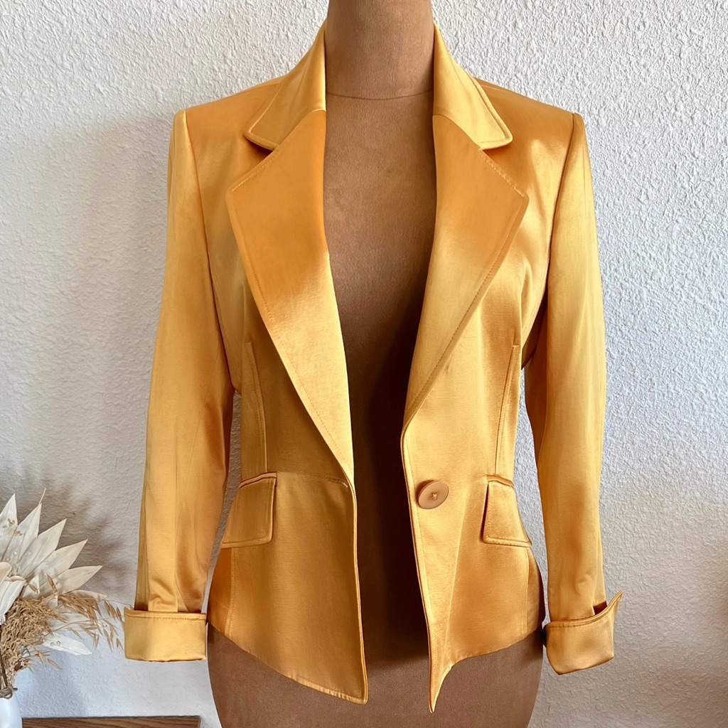 Ellen Tracy Gold Blazer With Tailored Silhouette And Wide Notched Lapels
